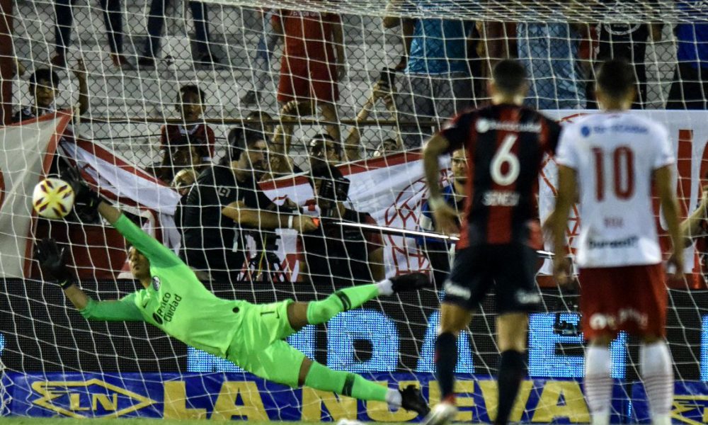Penal atajado — vs Huracán