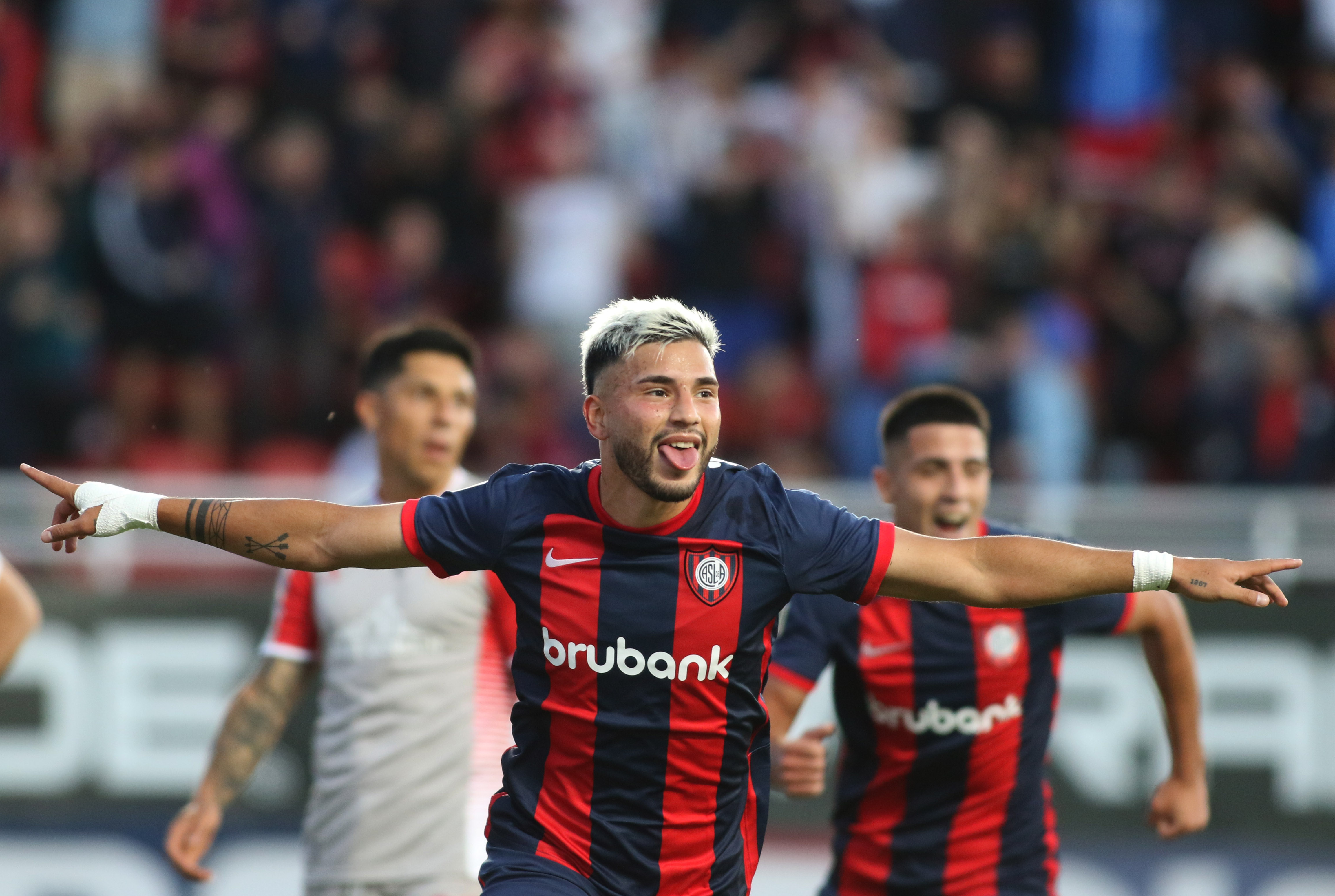 Gol — vs Estudiantes